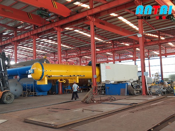 木材防腐罐設(shè)備出口裝車